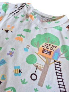 Body de bebê manga longa com estampa colorida de casinha na árvore, flores, abelha e escada