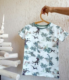 Camiseta dinossauro no parque
