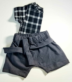 Conjunto recém nascido em algodão xadrez e chumbo.
Body e bermuda