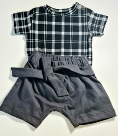 Conjunto recém nascido em algodão xadrez e chumbo.
Body e bermuda