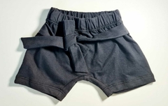 Conjunto recém nascido em algodão chumbo.
Body e bermuda