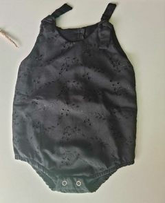 Body laise preto com detalhes em bordado e botões nas costas.