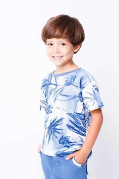 Conjunto floral azul bermuda e camiseta.