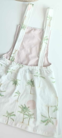 Jardineira coqueiro com estampa de coqueiros e bolsos rosa.