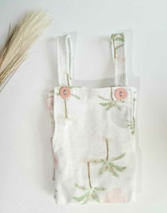 Jardineira coqueiro com estampa de coqueiros e bolsos rosa.