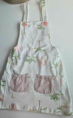 Jardineira coqueiro com estampa de coqueiros e bolsos rosa.