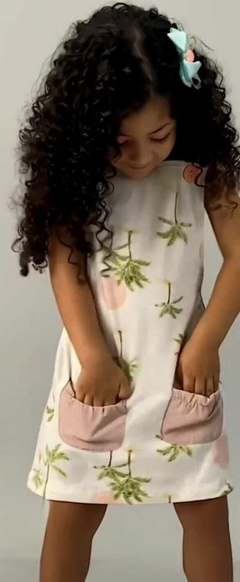 Jardineira coqueiro com estampa de coqueiros e bolsos rosa.
