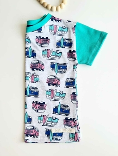 Camiseta com estampa de Kombis coloridas e pranchas de surf.