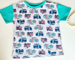 Camiseta com estampa de Kombis coloridas e pranchas de surf.