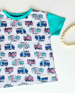 Camiseta com estampa de Kombis coloridas e pranchas de surf.