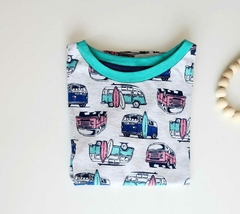 Camiseta com estampa de Kombis coloridas e pranchas de surf.