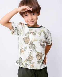 Camiseta Safari com estampas de zebra,onça,tigre,girafa e folhagem.
