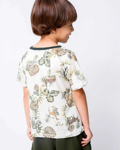 Camiseta infantil com estampa de safari, mostrando tigres e folhagens tropicais, vista de costas.
