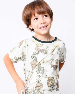 Camiseta safari infantil com estampa de animais e folhas verdes.
