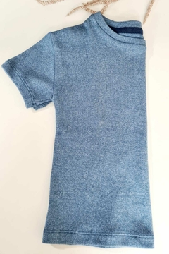 Camiseta em ribana na cor azul que remete ao azul jeans.