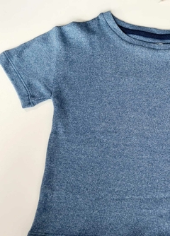 Camiseta em ribana na cor azul que remete ao azul jeans.