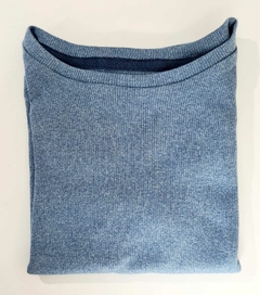 Camiseta em ribana na cor azul que remete ao azul jeans.