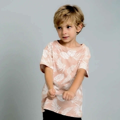 Camiseta floral em tom suave.
