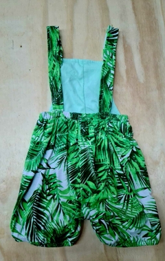 Jardineira infantil com estampa de folhas verdes, ideal para o verão.