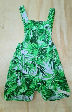 Jardineira infantil com estampa de folhas verdes, ideal para o verão.