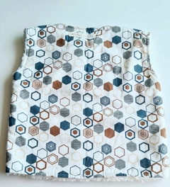 Colete exagono com padrão de hexágonos em tons de azul, marrom e branco.