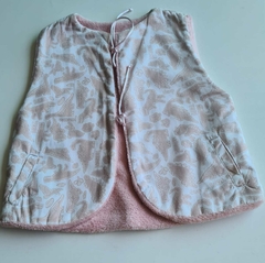 Colete dinossauro rosa com estampa de dinossauros e forro macio.