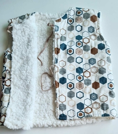 Colete exagono com padrão de hexágonos em cores azul, marrom e bege, com interior felpudo branco.