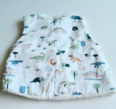Colete dinossauro branco com estampa de dinossauros e vegetação em cores suaves