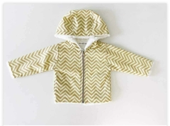 Jaqueta Chevron com estampa zigzag em amarelo e branco, com capuz e zíper frontal.