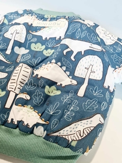 Jaqueta bomber com estampa de dinossauros e folhas verdes, da marca Minibrow.