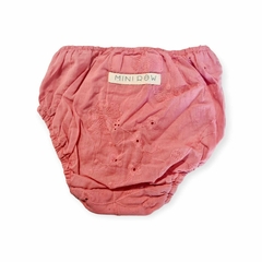 Tapa Fralda na cor goiaba ideal pra compor o look do seu bebe.