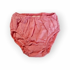 Tapa Fralda na cor goiaba ideal pra compor o look do seu bebe.