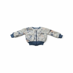 Jaqueta bomber nordica azul com estampa de animais e paisagens.