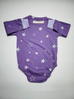 Body estrela de manga longa na cor roxa com estampa de estrelas lilás e brancas.