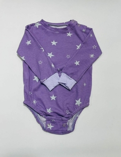 Body estrela de manga longa na cor roxa com estampa de estrelas lilás e brancas.