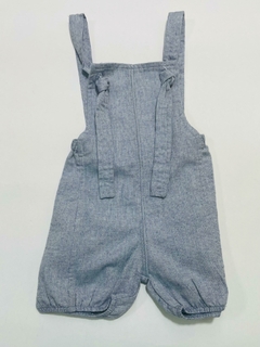Jardineira azul jeans com listras em tom claro, ideal para crianças.