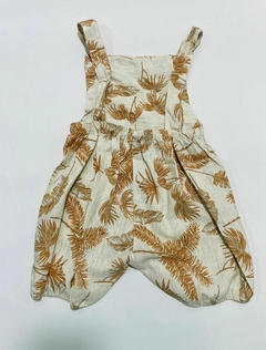 Jardineira coqueiro com estampa de folhas em tons de marrom e creme.