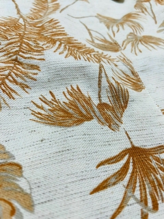 Jardineira coqueiro com estampa de folhas em tons de marrom e creme.