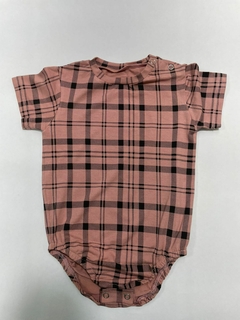 Body xadrez com padrão quadriculado em rosa e preto, ideal para bebês.
