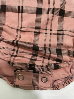 Body xadrez com padrão quadriculado em rosa e preto, ideal para bebês.
