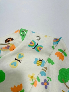 Body bosque para bebês com estampa colorida de árvores, flores e casinhas.