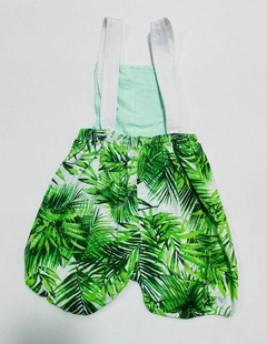 Jardineira verde com estampa de folhas tropicais.