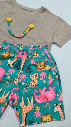 camiseta no tom terra com aplicação de um sorriso e short estampa animais