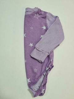 Body estrelar lilás com estampas de estrelas brancas, ideal para bebês.