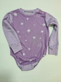 Body estrelar lilás com estampas de estrelas brancas, ideal para bebês.