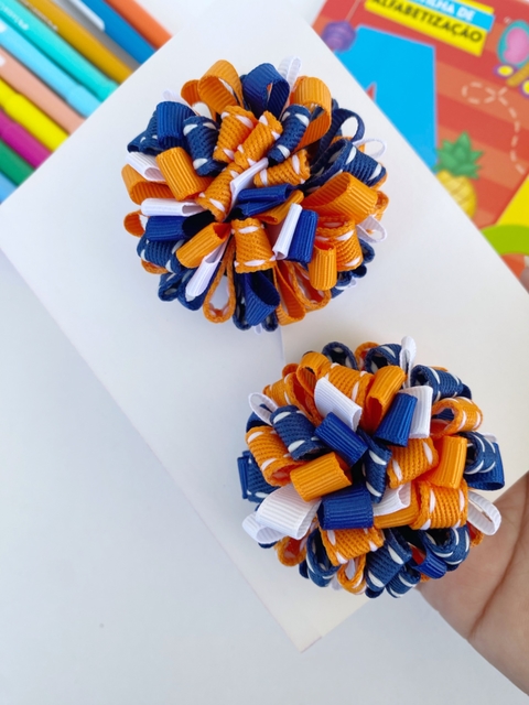 Parzinho pompons de fitas escolar