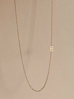 Colar Letra Delicada Personalizado Dourado na internet