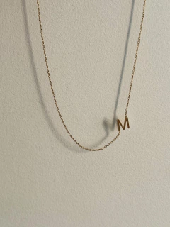 Colar Letra Delicada Personalizado Dourado