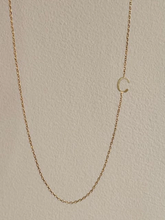 Colar Letra Delicada Personalizado Dourado