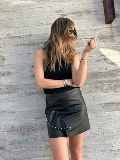 Falda volado tacha
